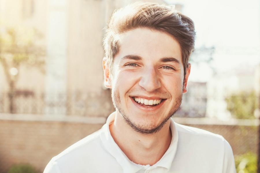 sonrisa-hombre-enprogress-
